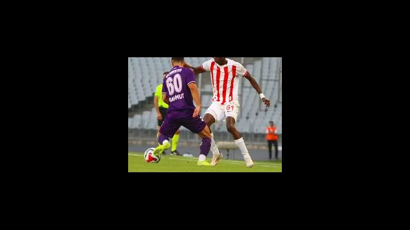 Cầu thủ Boluspor dũng cảm vào bóng trước cầu thủ Erzurumspor trong trận đấu quyết liệt. Cầu thủ Boluspor dũng cảm vào bóng trước cầu thủ Erzurumspor trong trận đấu quyết liệt.