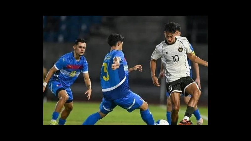 Cầu thủ U22 Indonesia với áo đỏ đang nỗ lực cản phá cầu thủ U22 Myanmar đang đi bóng. Cầu thủ U22 Indonesia với áo đỏ đang nỗ lực cản phá cầu thủ U22 Myanmar đang đi bóng.