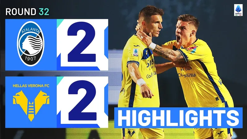 Cầu thủ Atalanta và Verona tranh chấp quả bóng trên sân cỏ Cầu thủ Atalanta và Verona tranh chấp quả bóng trên sân cỏ